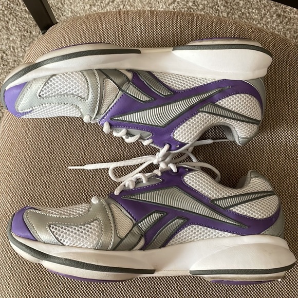 Reebok ladies size 9 easy tone sneakers. White with purple & silver/gray trim.💜 - Picture 8 of 10